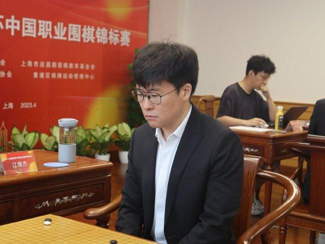 我并没有教她什么，只是在她骑马的时候，我感觉阿育娅作为老莫的女儿，骑马不该是一开始她自己表演的那种状态，应该更加霸气、潇洒，就给了她一些建议。