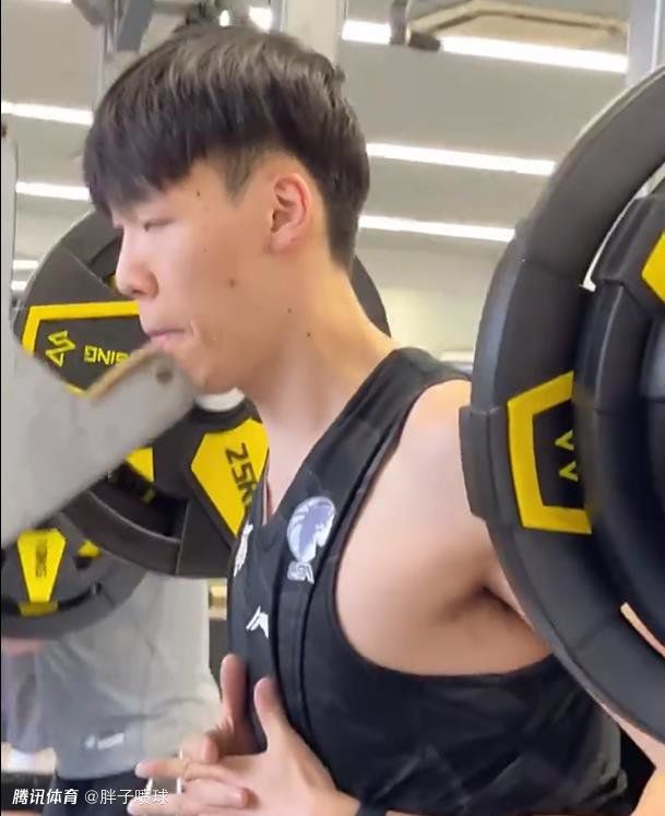 基里安·墨菲红毯抓拍故事感十足2025-09-17 墨菲回应出演伏地魔：我对自己的鼻子满怀眷念！