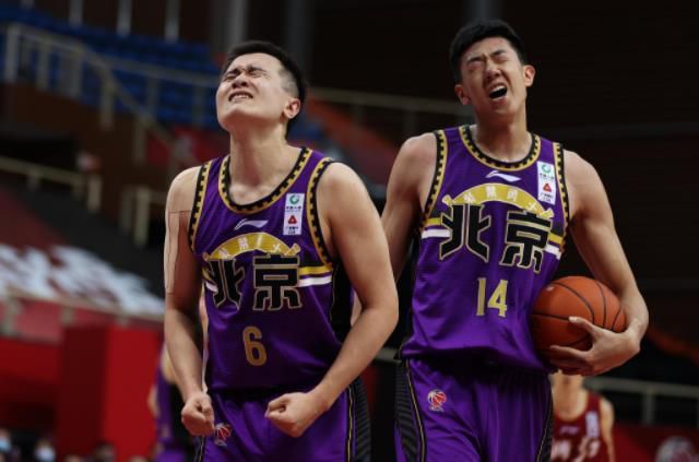 在作为组织一员活动的同时，他们试图接近“凤凰”并查明真相。