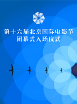 照片中，肖战身穿医生蓝色手术服，站在角落里认真看剧本和工作人员讨论。