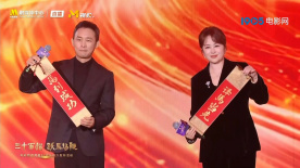 金发寡姐和迈尔斯·特勒饰夫妻 2025-06-10 当地时间6月9日，美国纽约，电影《纸老虎》（Paper Tiger）片场，主演斯嘉丽·约翰逊、迈尔斯·特勒现身。